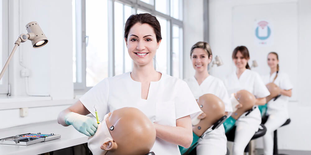 Dentalhygienikerin ausbildung von unseren experten durchgeführt | Swiss Smile  